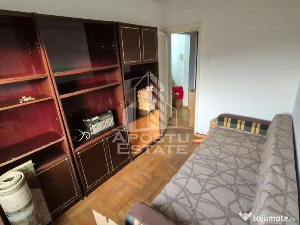 Apartament cu 3 camere, balcon, zona Sagului