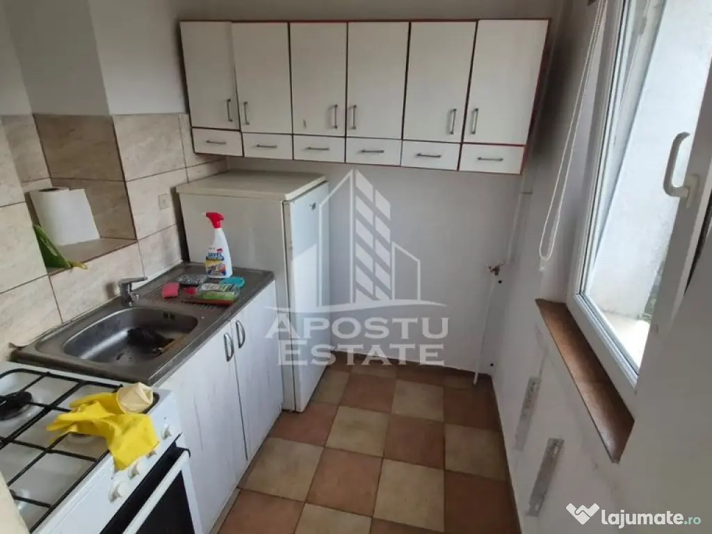 Apartament cu 3 camere, balcon, zona Sagului
