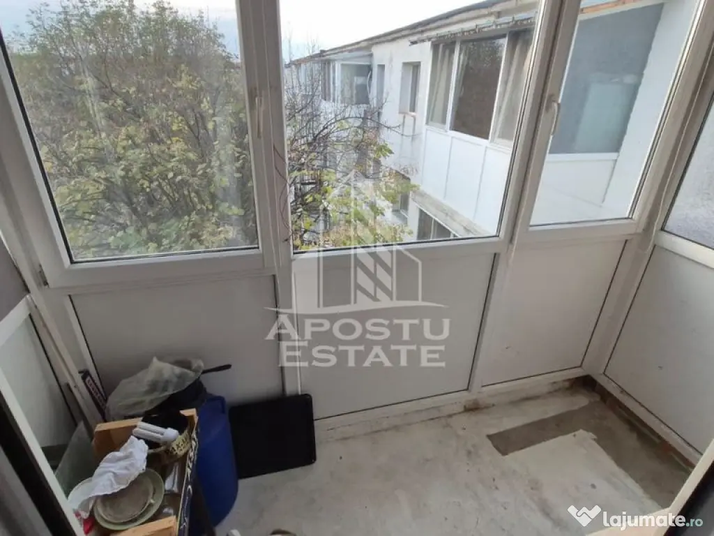 Apartament cu 3 camere, balcon, zona Sagului