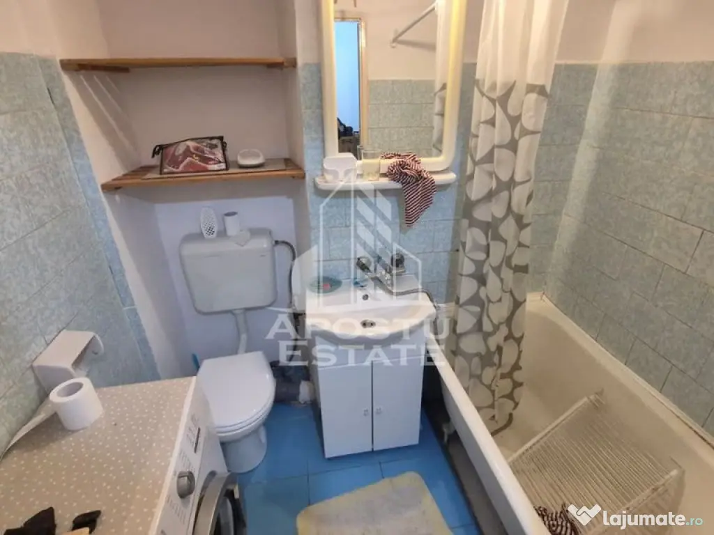 Apartament cu 3 camere, balcon, zona Sagului