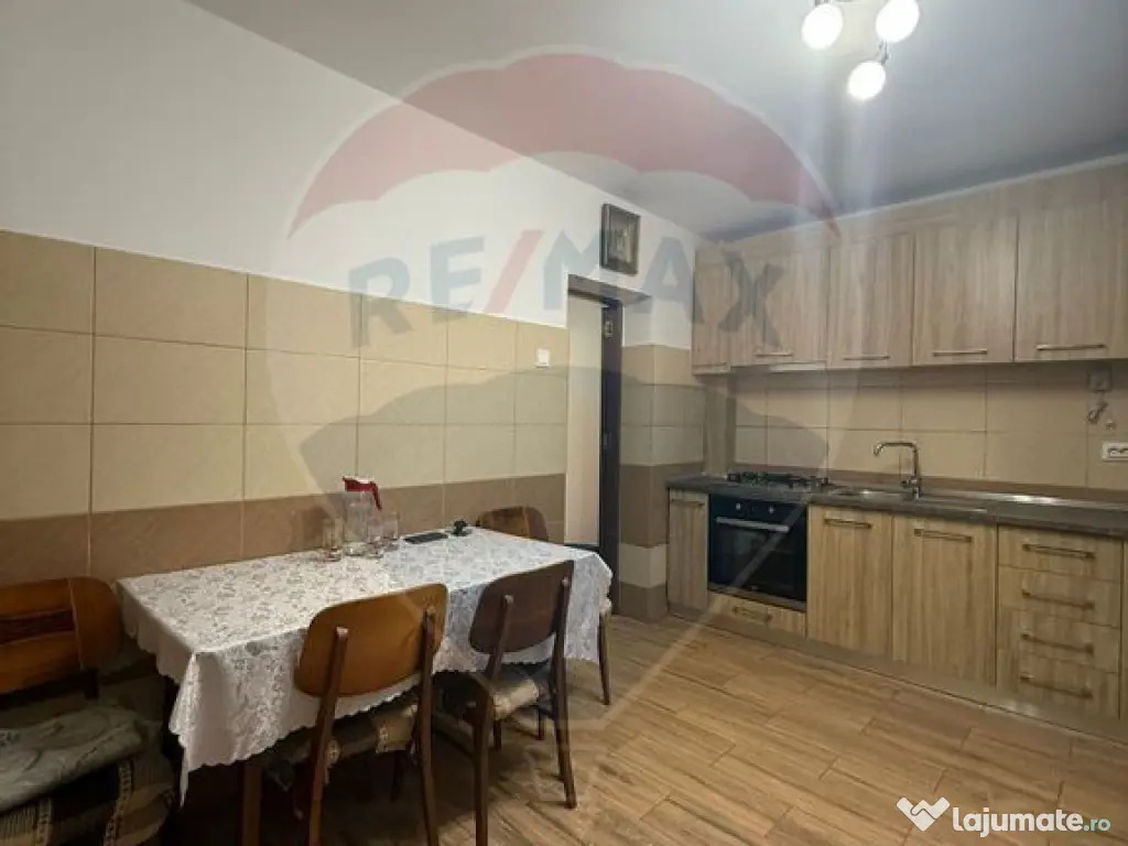 Apartament cu 3 camere de închiriat în zona Central