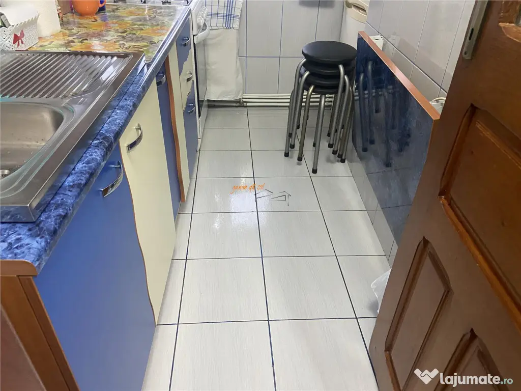 Apartament 3 camere , zona cartier Sud ,et 2/4 , decomandat