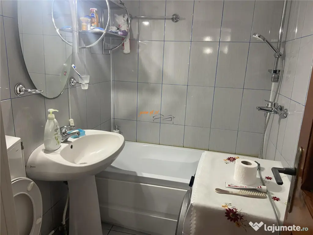 Apartament 3 camere , zona cartier Sud ,et 2/4 , decomandat