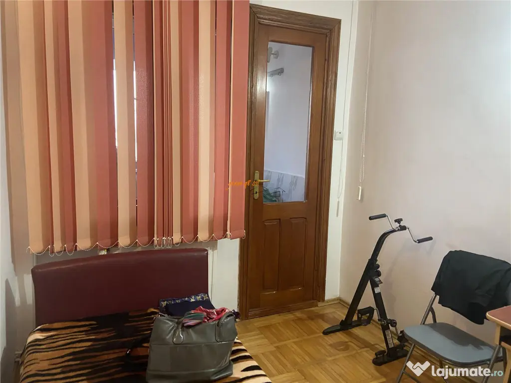 Apartament 3 camere , zona cartier Sud ,et 2/4 , decomandat