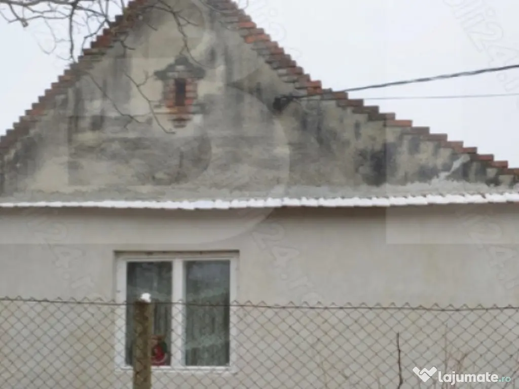 Casă de vânzare într-o zonă liniștită, sus pe deal, cu