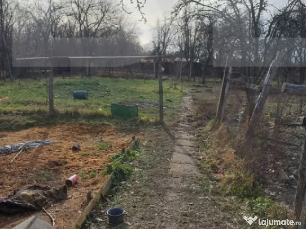 Casă de vânzare într-o zonă liniștită, sus pe deal, cu