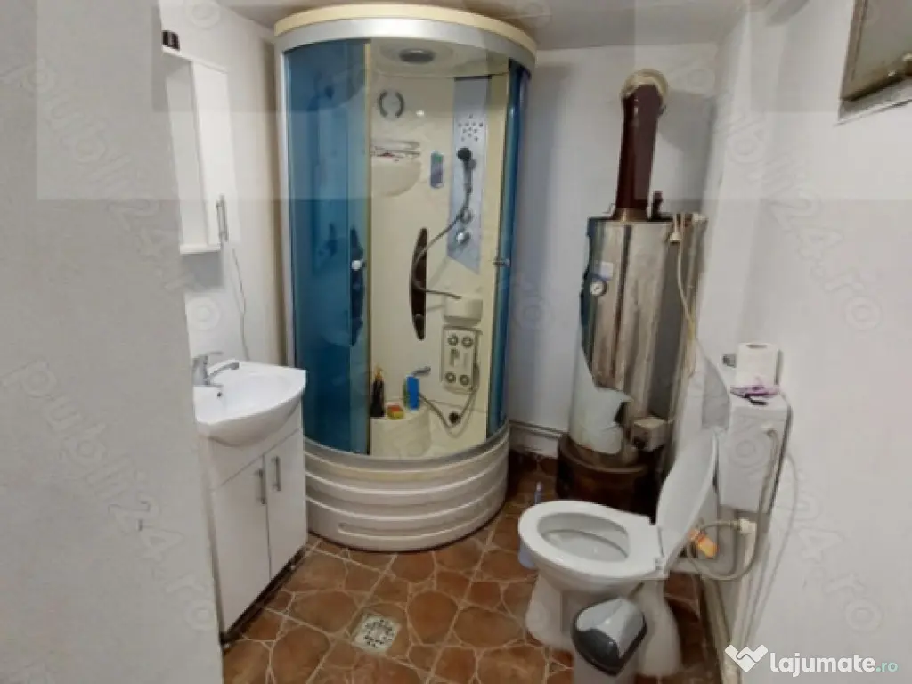 Casă de vânzare într-o zonă liniștită, sus pe deal, cu