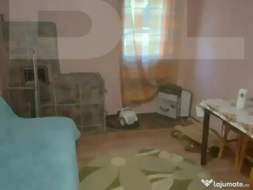 Casă de vânzare într-o zonă liniștită, sus pe deal, cu