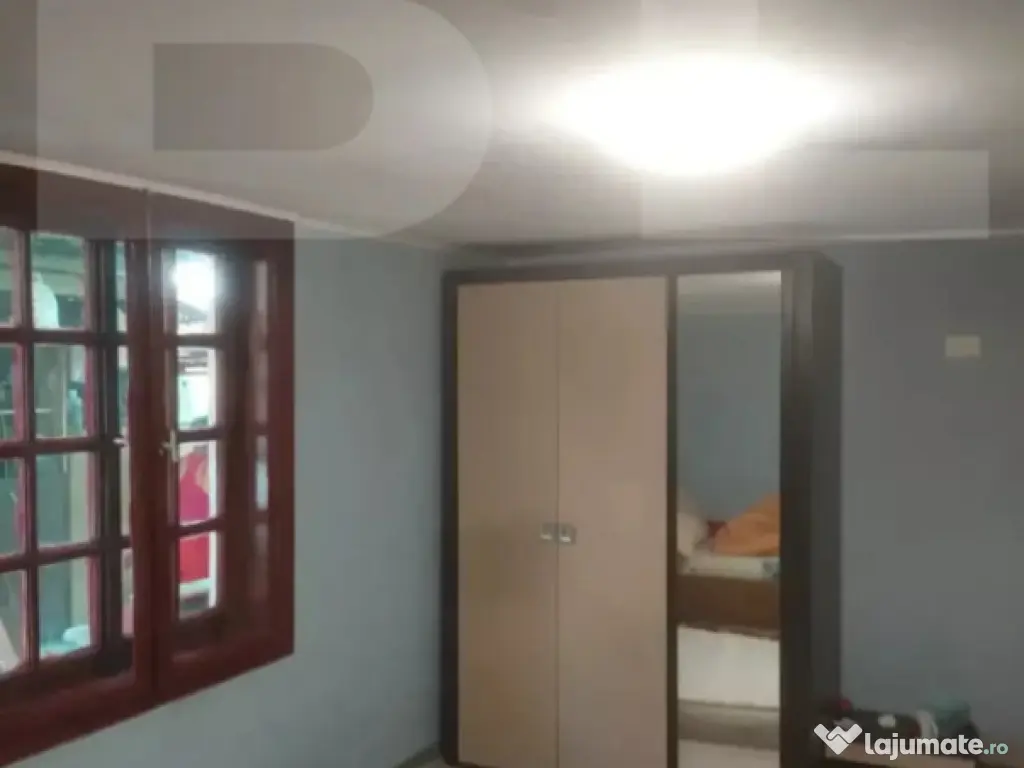 Casă de vânzare într-o zonă liniștită, sus pe deal, cu