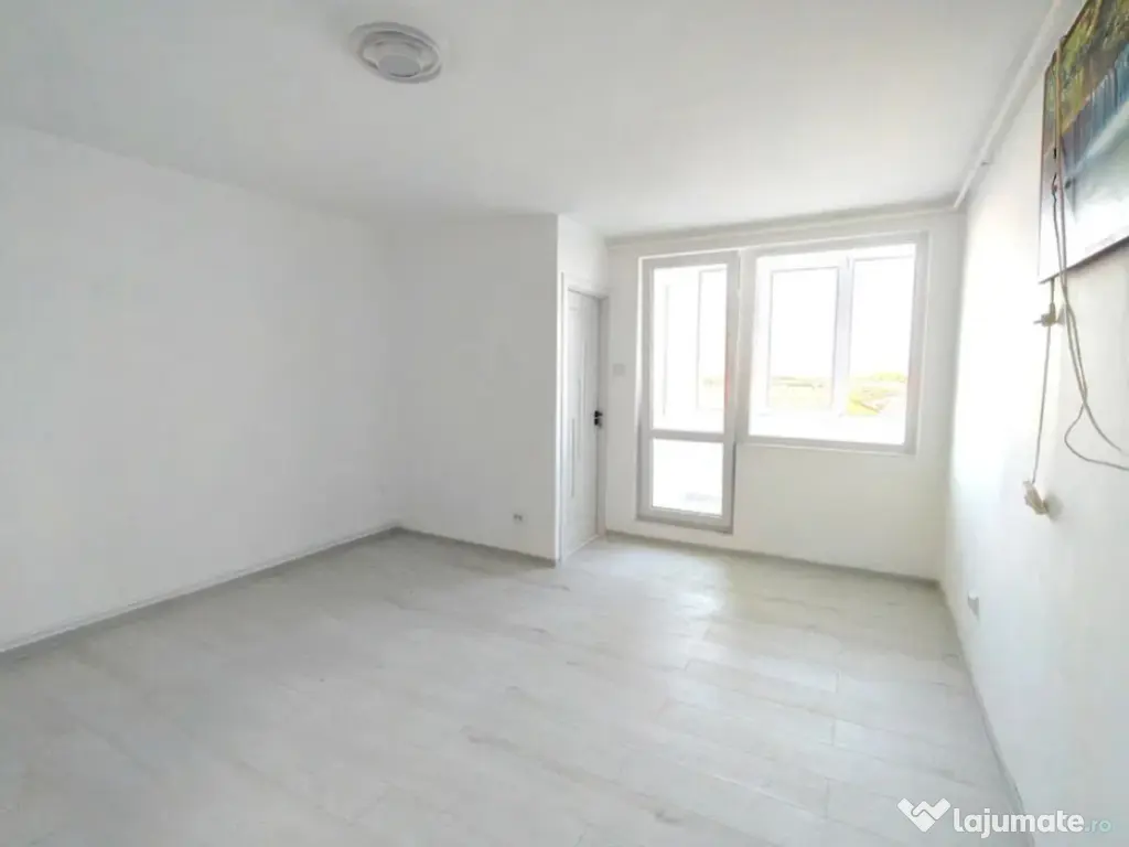 Garsoniera decomandat - zona Noua
