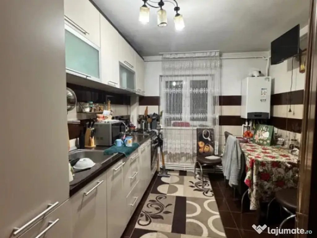 Apartament Cu 3 Camere Semidecomandate Etajul 1 - Zona George Enescu 