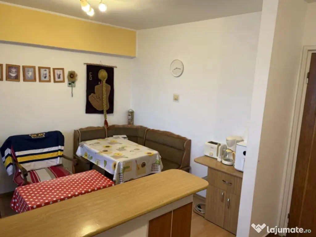 Apartament 4 camere, semidecomandat - zona Garii