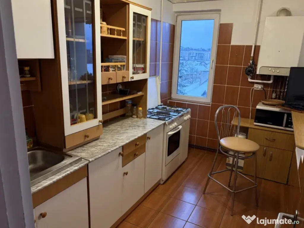 Apartament 4 camere, semidecomandat - zona Garii