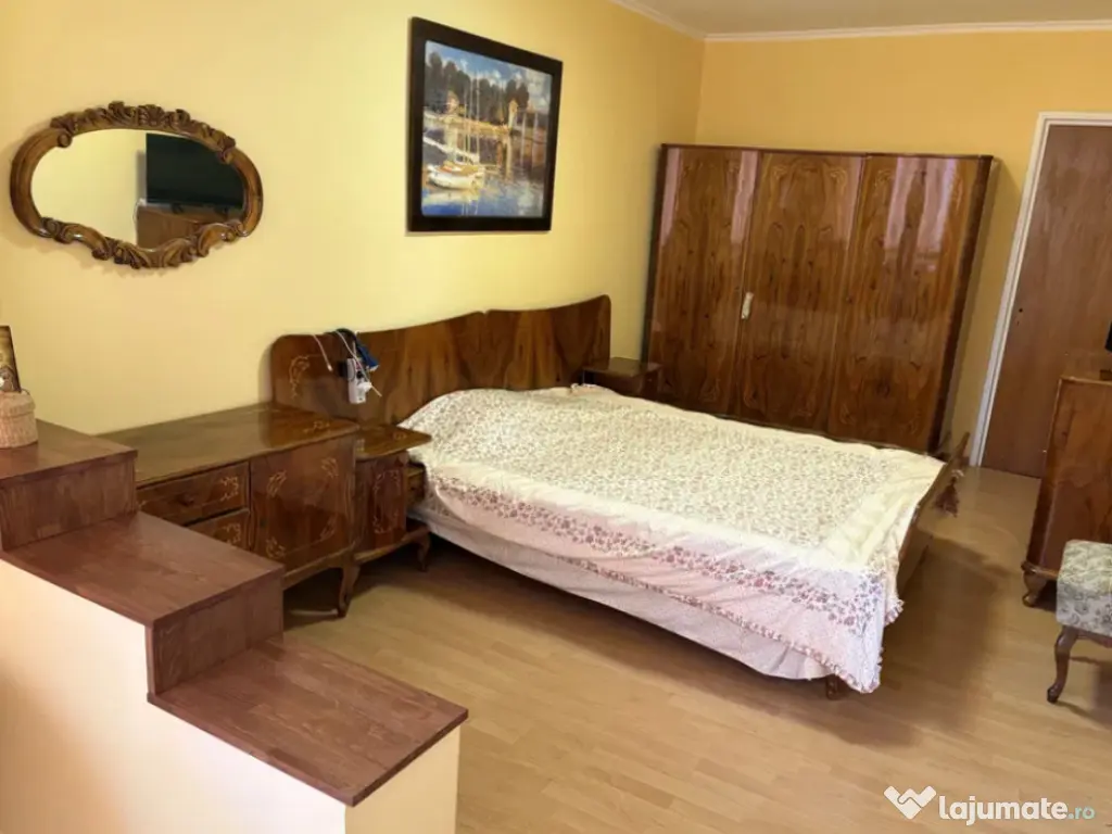 Apartament 4 camere, semidecomandat - zona Garii