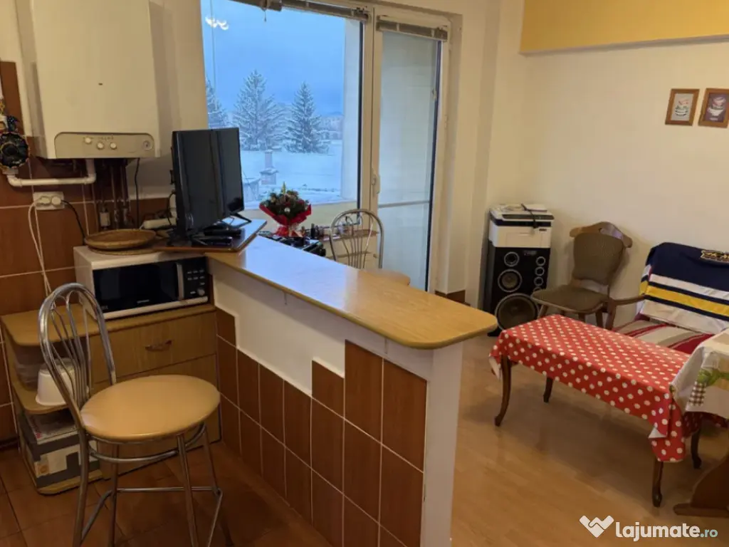Apartament 4 camere, semidecomandat - zona Garii