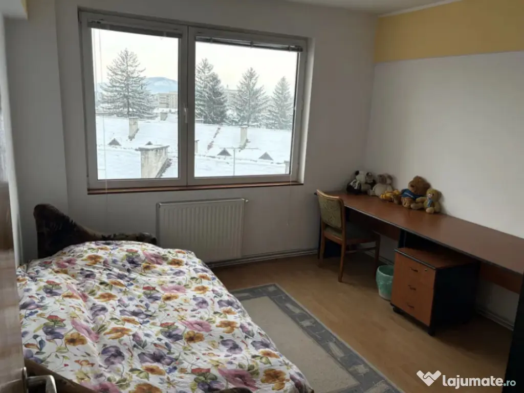 Apartament 4 camere, semidecomandat - zona Garii