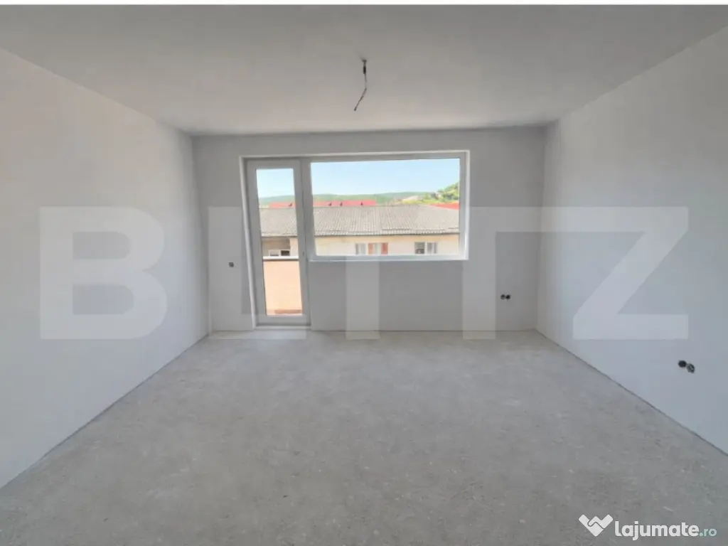 Apartament semidecomandat, bucatarie inchisa, terasa de 64 m