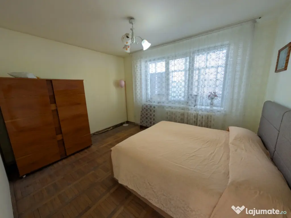 Decomandat, etaj intermediar - 2 camere - spatios 