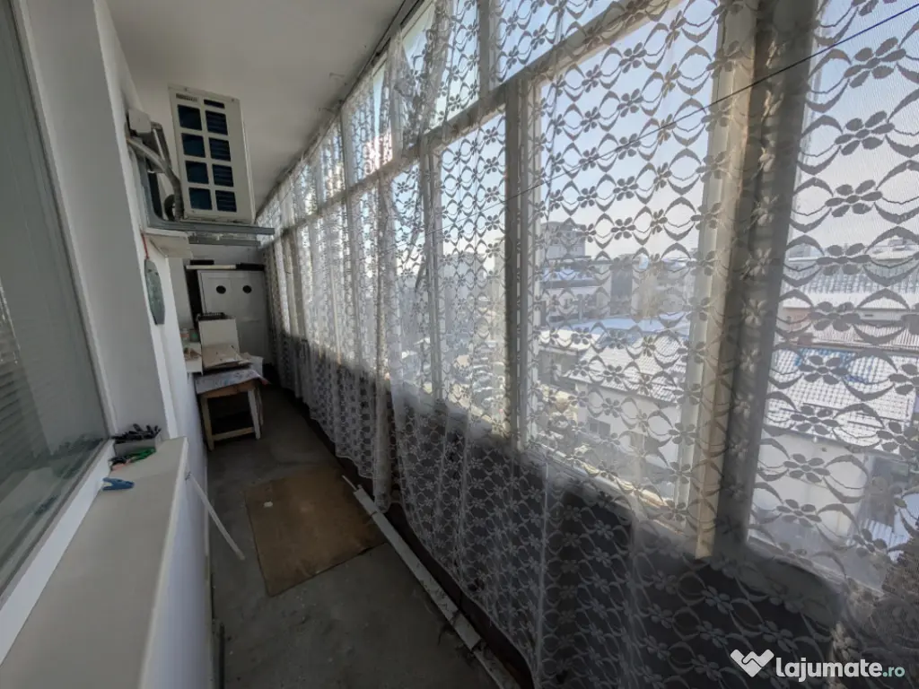 Decomandat, etaj intermediar - 2 camere - spatios 