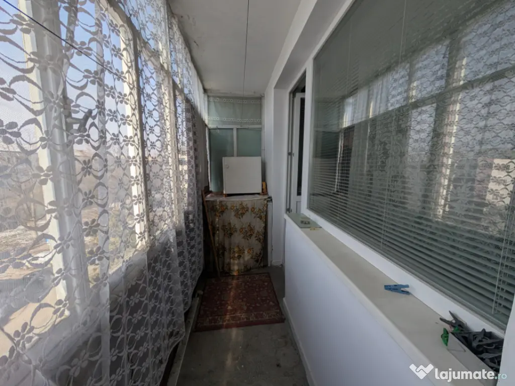 Decomandat, etaj intermediar - 2 camere - spatios 