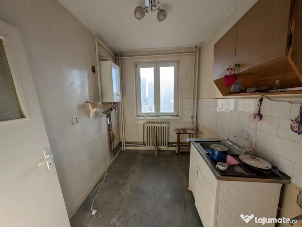 Decomandat, etaj intermediar - 2 camere - spatios 