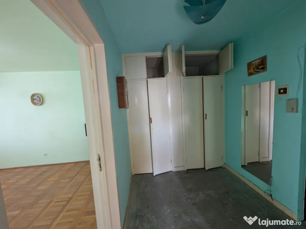 Decomandat, etaj intermediar - 2 camere - spatios 