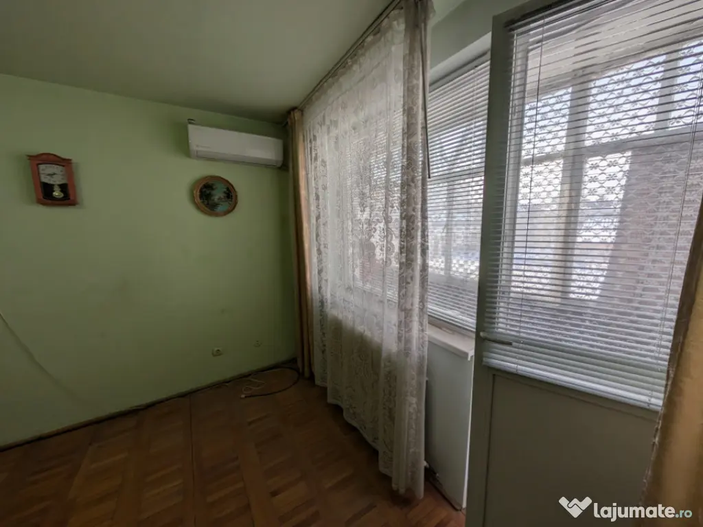 Decomandat, etaj intermediar - 2 camere - spatios 