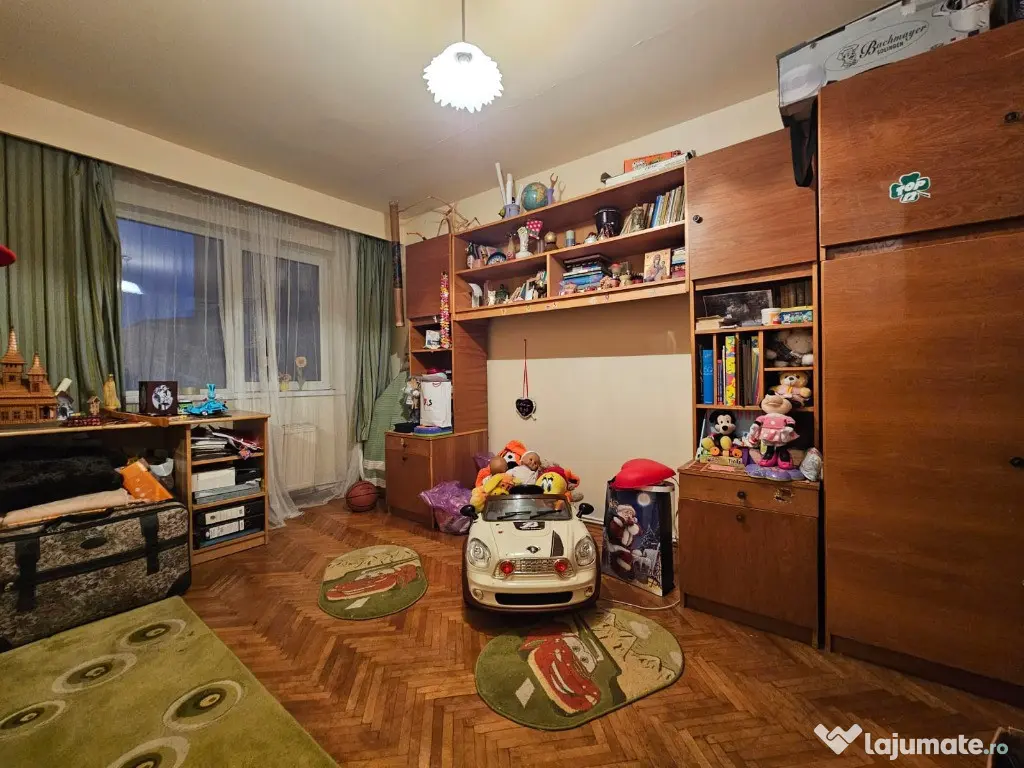 Apartament 4 camere, zona Scoala Generala Andrei Saguna 