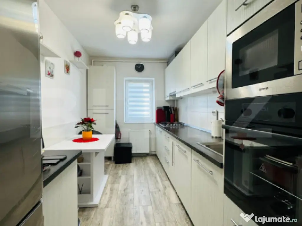 Apartament cu 3 camere decomandat, 70mp, boxa si loc de parc 