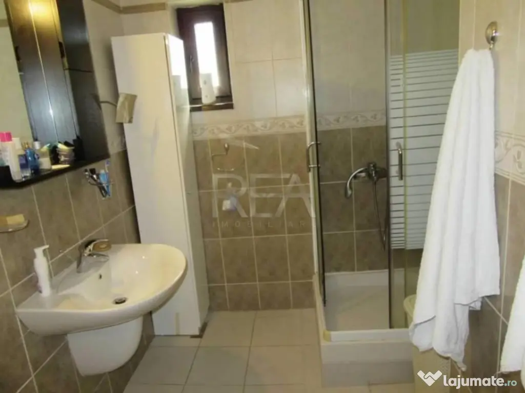 Vilă 5 camere Trapezului, centrală, an 2007, 174 mp 