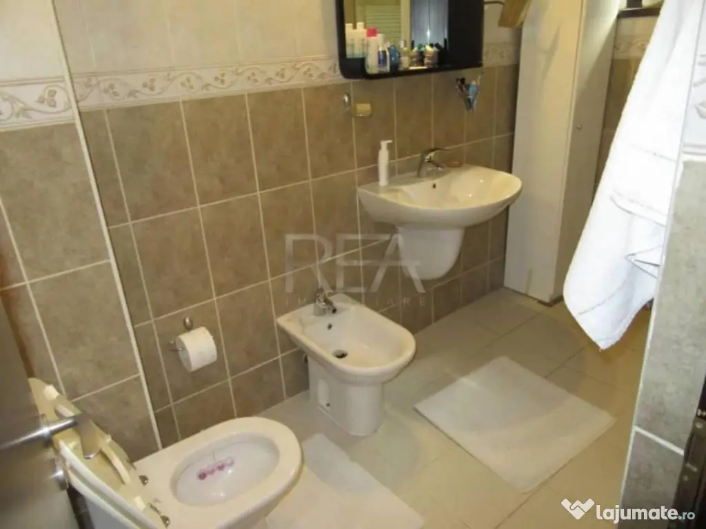 Vilă 5 camere Trapezului, centrală, an 2007, 174 mp 