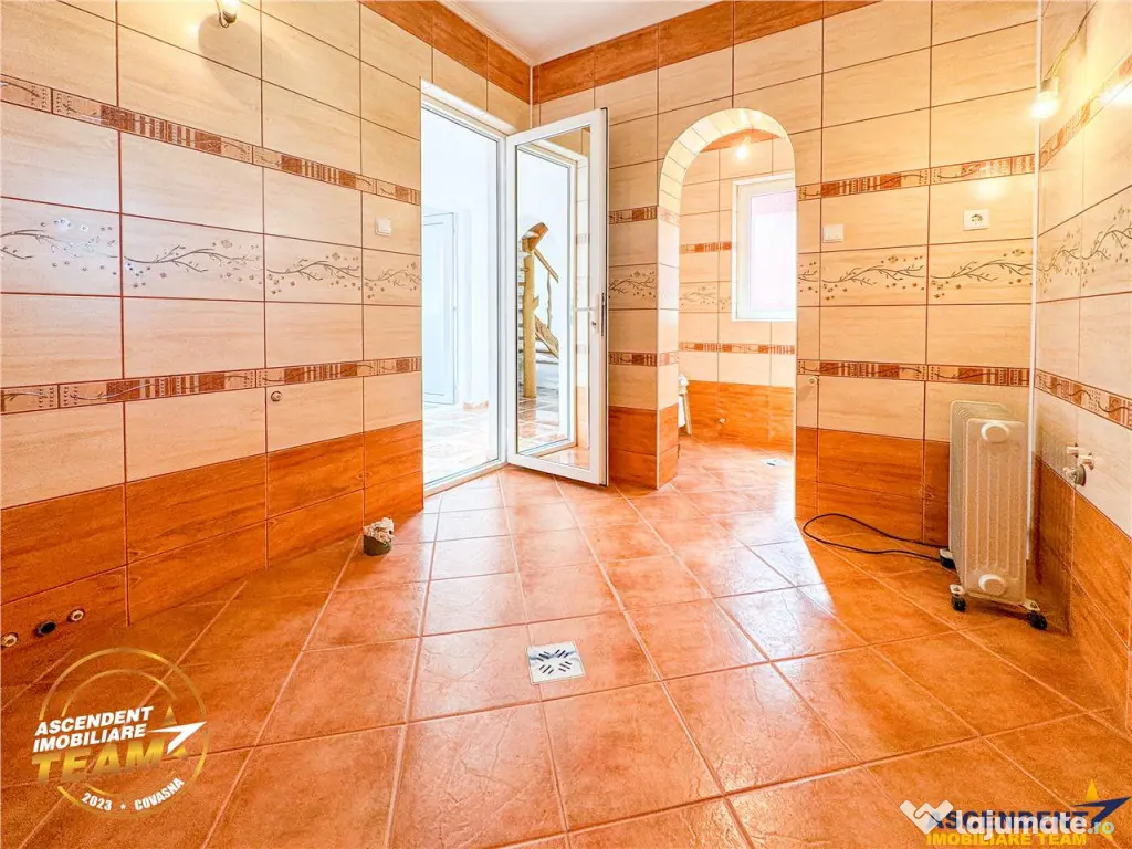 FILM! Casa noua,Covasna,cu fotovoltaic, garaj,curte,2 terase 