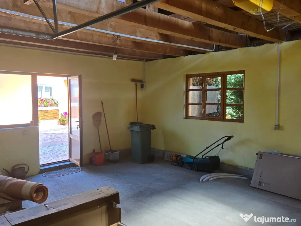 Inchiriez 2 locuri de parcare in garaj.