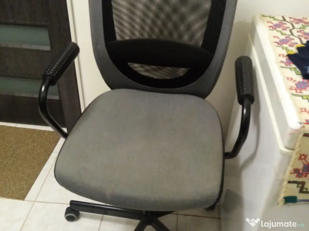 Scaun de birou rotativ.