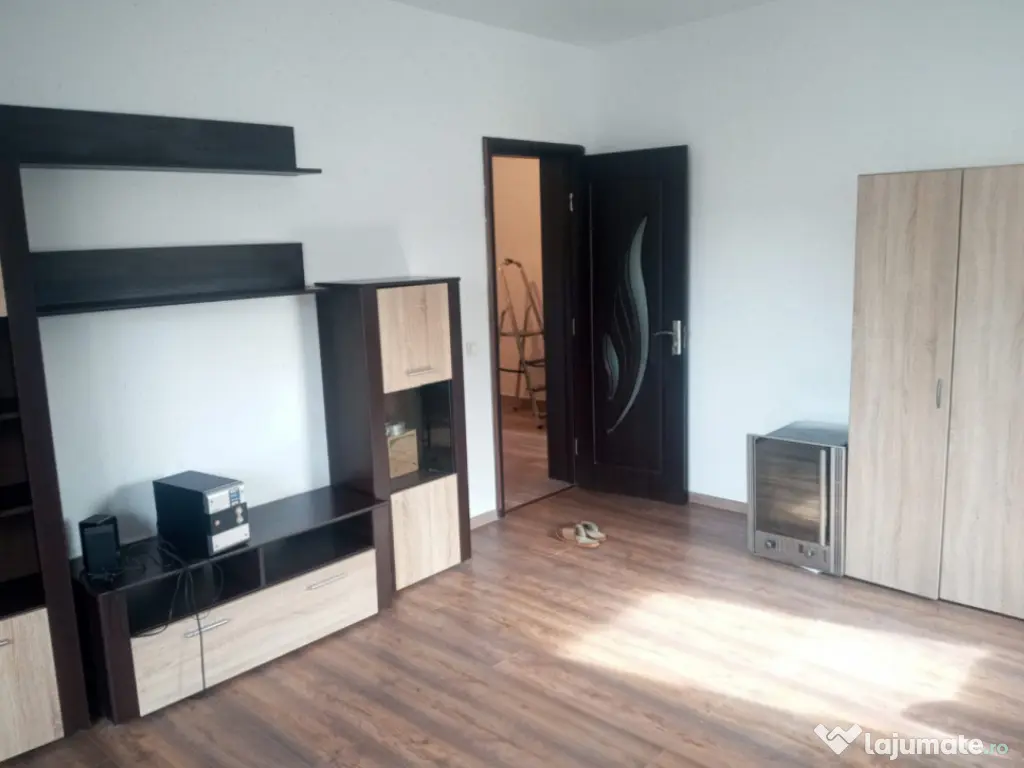 Vânzare apartament 2 camere -Tractorul | Parcare | Luminos