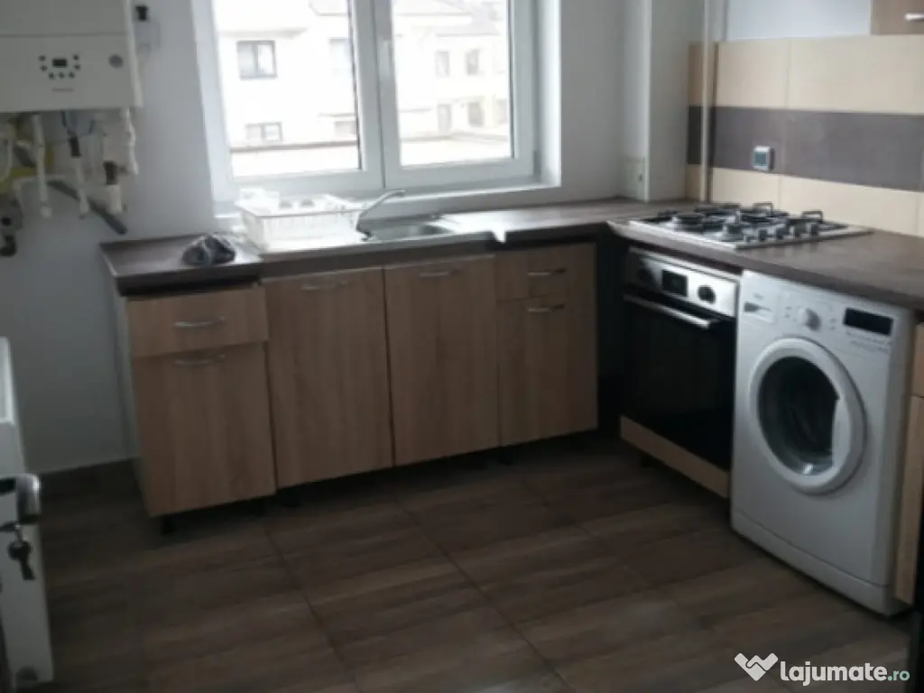 Vânzare apartament 2 camere -Tractorul | Parcare | Luminos