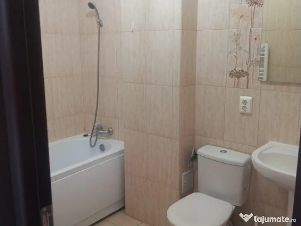Vânzare apartament 2 camere -Tractorul | Parcare | Luminos