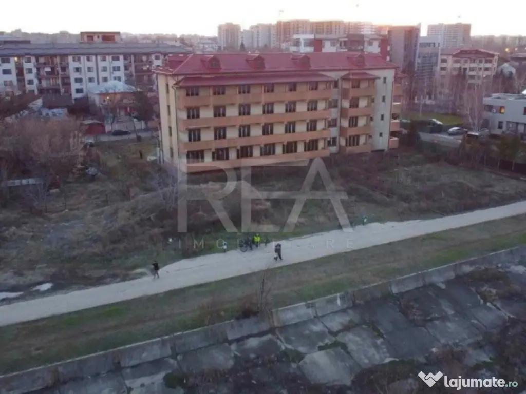 Refugiu Urban Vedere Panoramică pe Malul Lacului Morii 