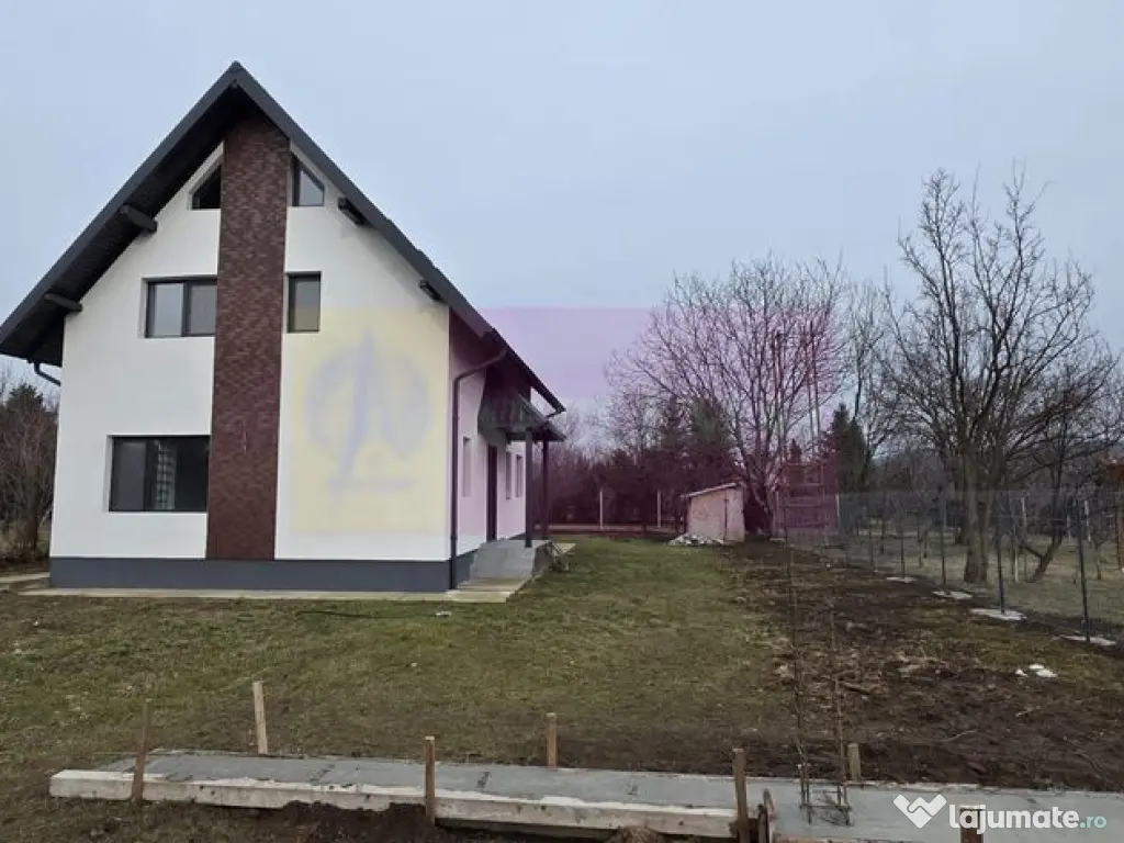 Vila de vanzare cu 4 camere in Brebu 