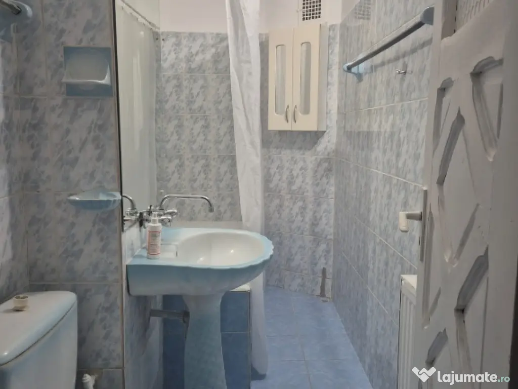 închiriez apartament cu 3 camere 