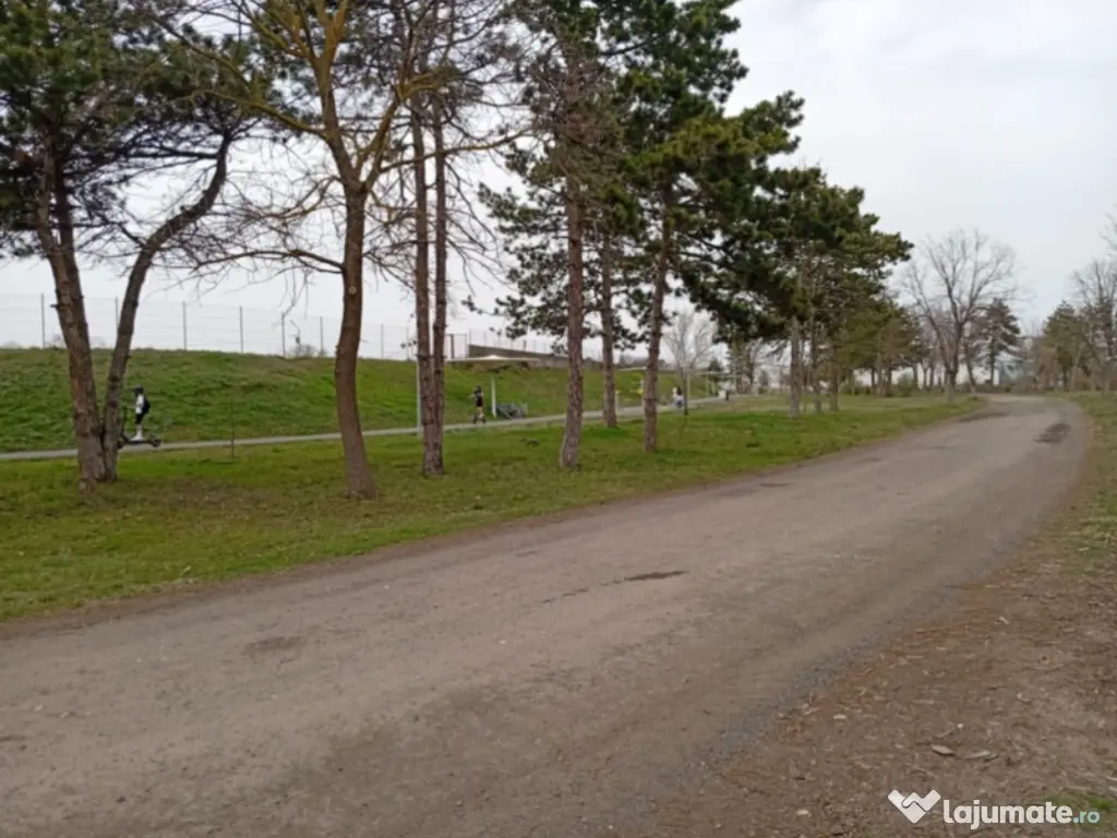 Vând 1.250 mp de libertate în spatele Parcului Mare!