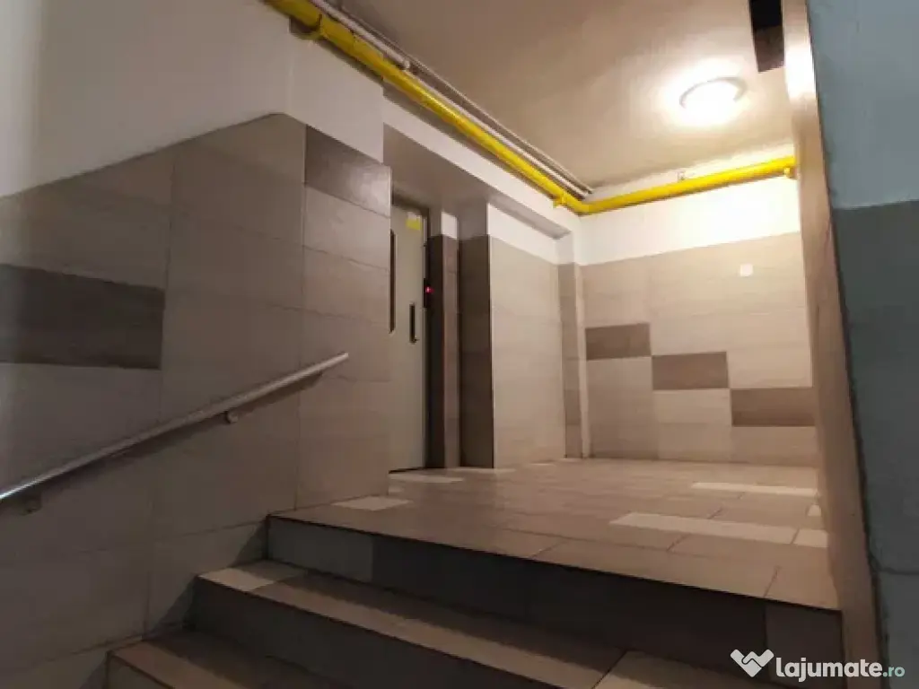 Proprietar inchiriez Apartament 3 camere, renovat, 1 min metrou + loc de parcare