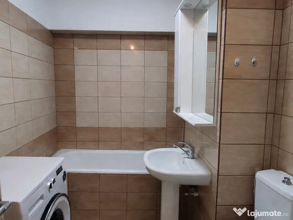 Proprietar inchiriez Apartament 3 camere, renovat, 1 min metrou + loc de parcare
