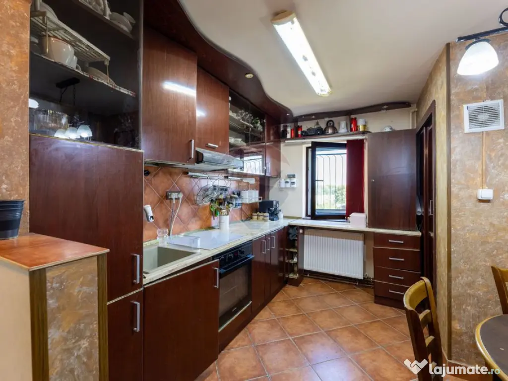 Apartament cu 3 camere de închiriat în zona Podgoria 
