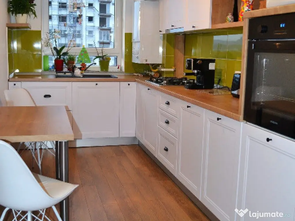 Apartament 2 camere, decomandat - zona Avantgarden 