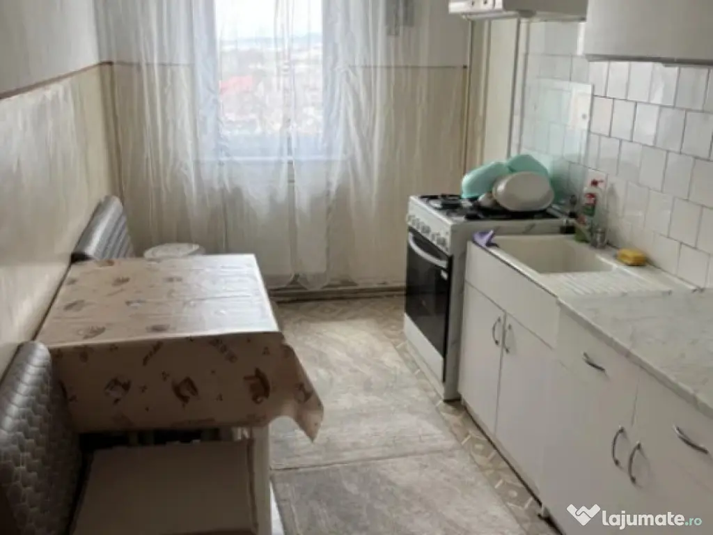 Apartament 3 camere, decomandat - zona Florilor