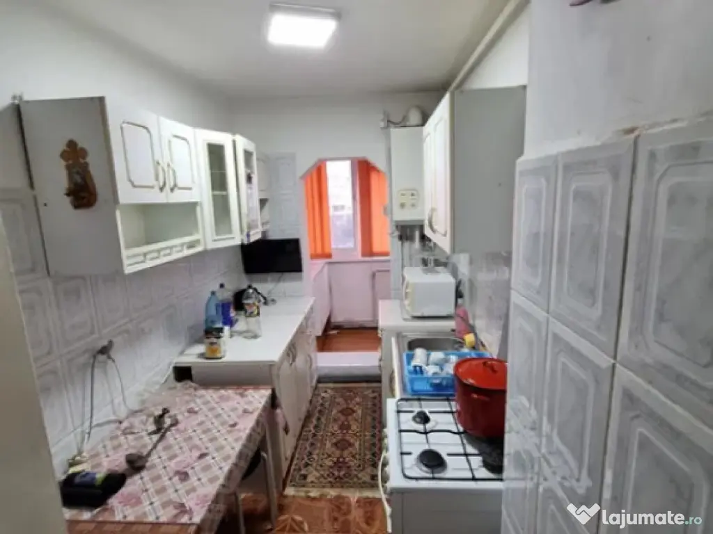 Apartament 3 camere, decomandat - zona Astra 