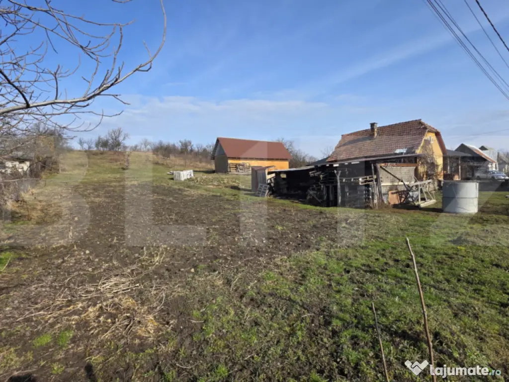 Casa cu teren 3.800 mp, cu 35 m front stradal, la 10 km de B 