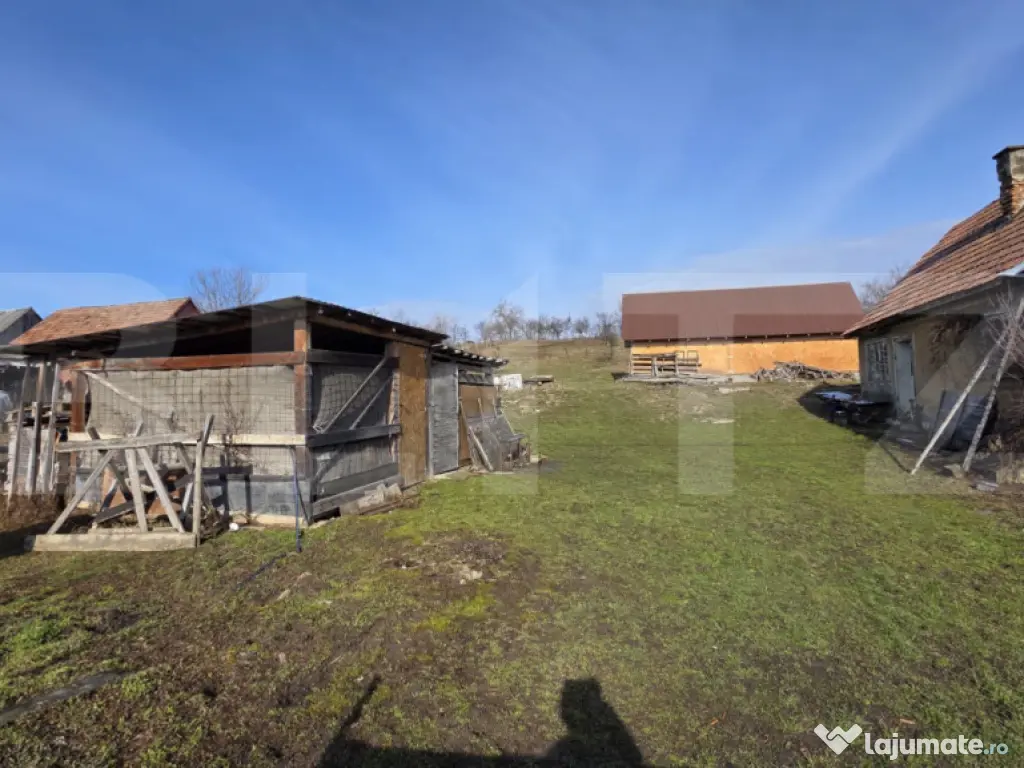 Casa cu teren 3.800 mp, cu 35 m front stradal, la 10 km de B 