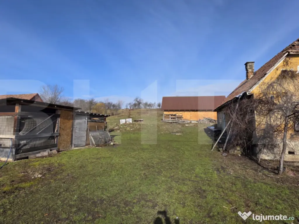 Casa cu teren 3.800 mp, cu 35 m front stradal, la 10 km de B 